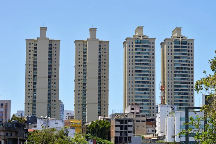 Prédios na Barra, Graça e Avenida Centenário