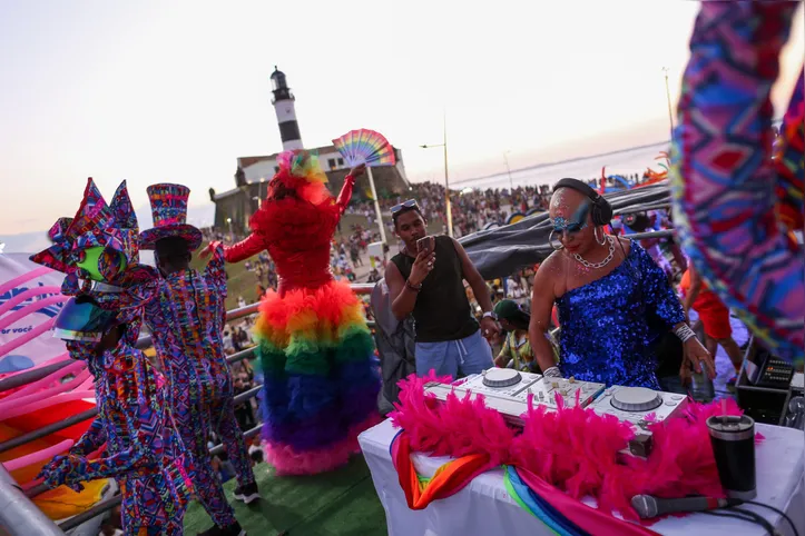 Imagem ilustrativa da imagem Vídeo: hino da Independência da Bahia abre 21º Orgulho LGBT+ na Barra