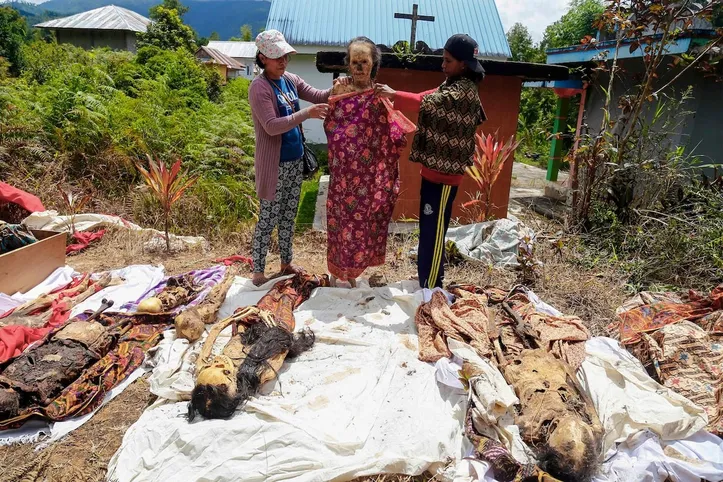 Imagem ilustrativa da imagem Vilarejo indonésio veste os cadáveres em ritual para os mortos