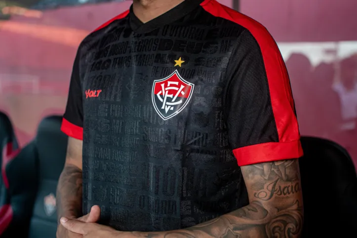 Imagem ilustrativa da imagem Aprovado? Vitória divulga novo uniforme número 3; veja imagens