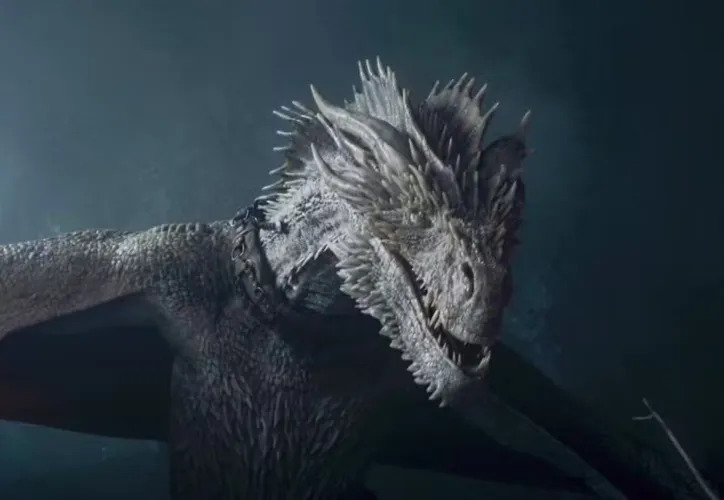 Seasmoke é um dragão cinza-prateado com características bastante selvagens