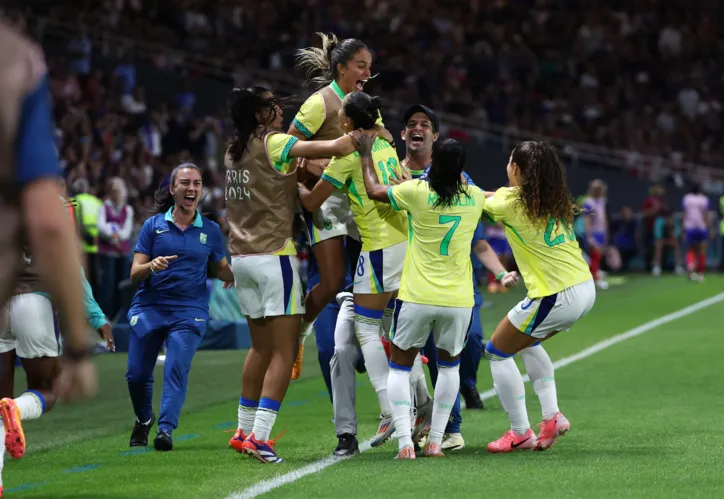 Jogadoras do Brasil comemorando