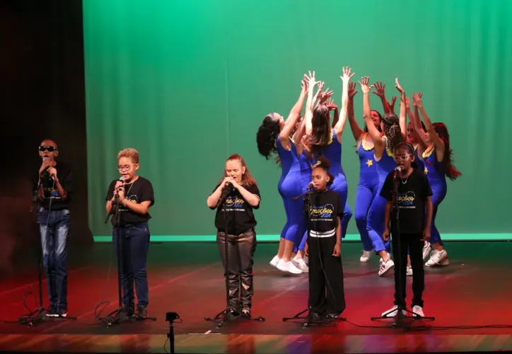 Espetáculo foi aberto com um grupo de cinco crianças cegas cantando música de Ivete Sangalo