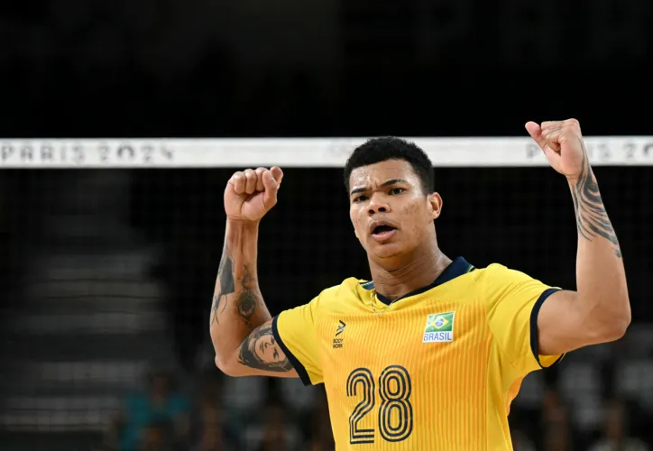 Brazil's #28 Darlan Ferreira Souza celebrates a point during the men's preliminary round volleyball match between Italy and Brazil during the Paris 2024 Olympic Games at the South Paris Arena 1 in Paris on July 27, 2024. (Photo by Natalia KOLESNIKOVA / AFP)