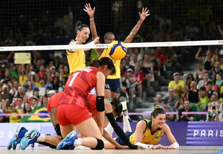 Imagem ilustrativa da imagem Com show de Gabi, Brasil vence Japão e garante classificação no vôlei