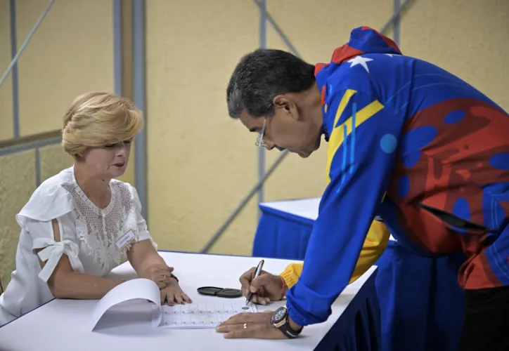 O presidente venezuelano e candidato presidencial Nicolás Maduro vota durante a Eeleição presidencial, em Caracas, em 28 de julho de 2024.