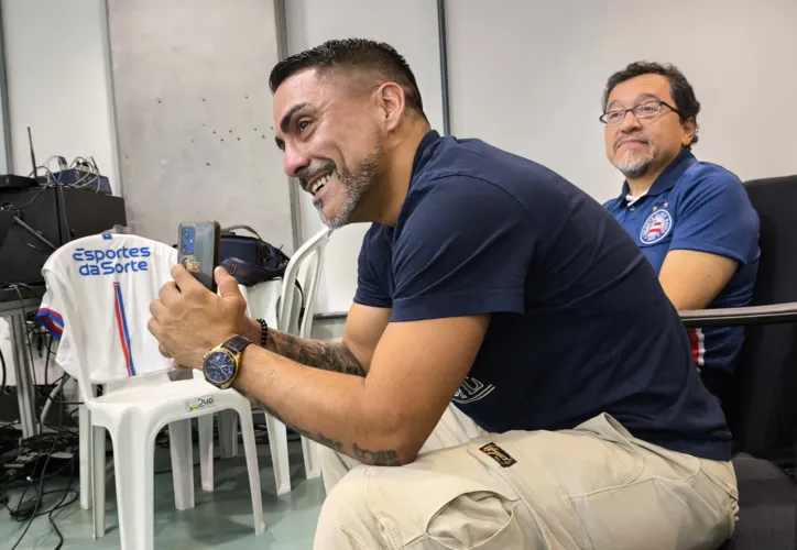 Emocionado, Liber Vega gravou toda a coletiva de apresentação do sobrinho