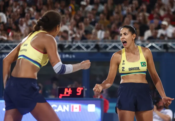 Ana Patrícia e Duda comemorando