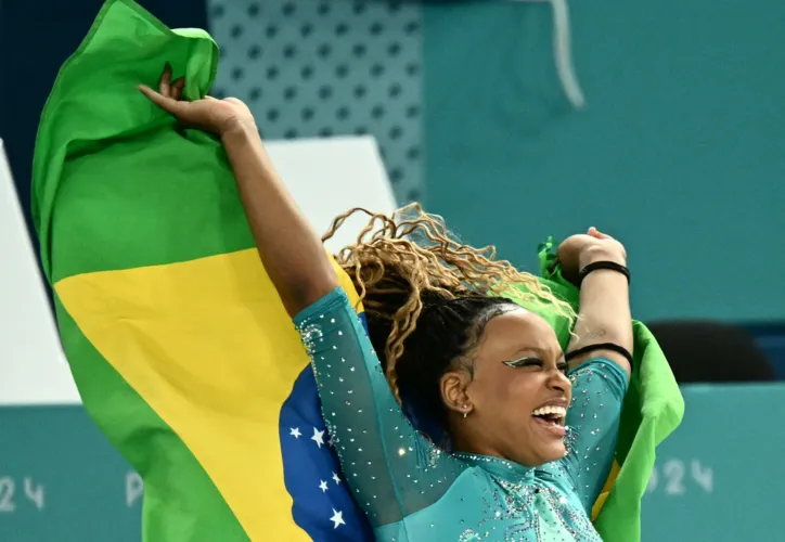 Imagem ilustrativa da imagem É OURO! Rebeca Andrade supera Biles no solo e faz história