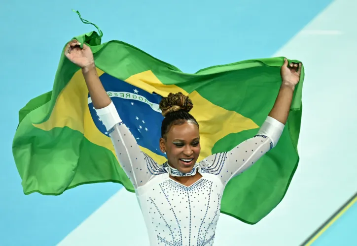 Rebeca Andrade comemorando medalha de prata
