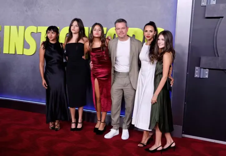 Matt Damon, Luciana Barroso e as 4 filhas do casal