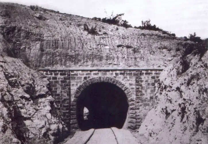 Entrada do túnel de Periperi, em 1860, retirada do livro "Bahia: Velhas Fotografias 1858-1900", de Gilberto Ferrez