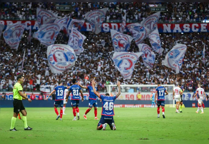 Luciano Juba ajoelhado, comemorando segundo gol do Bahia