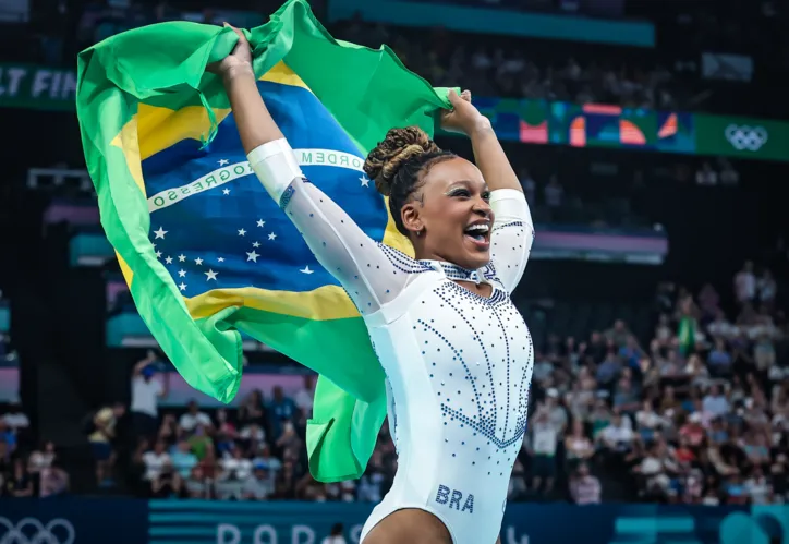 Rebeca Andrade comemora a conquista da medalha