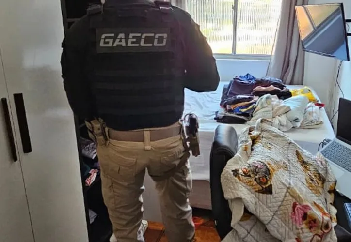 Agente do Gaeco durante operação