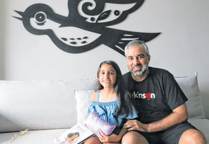 Bruno Leal com a filha, Ananda; ele lançou ontem O travesseiro companheiro