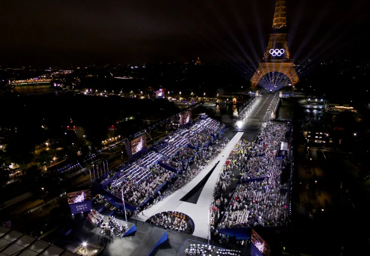 Imagem ilustrativa da imagem Paris lança Jogos Olímpicos com cerimônia no rio Sena; confira