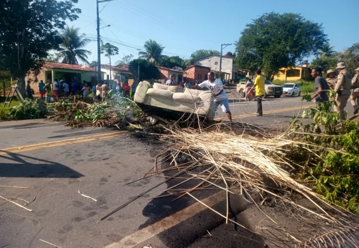 Imagem ilustrativa da imagem Moradores de Pojuca protestam contra "cobrança abusiva" e travam BA-093