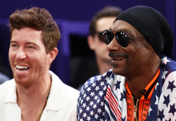 O ex-snowboarder e skatista norte-americano Shaun White e o rapper e comentarista esportivo norte-americano da emissora NBC Snoop Dogg (D) assistem à rodada de 8 lutas do florete masculino durante os Jogos Olímpicos de Paris 2024 no Grand Palais em Paris