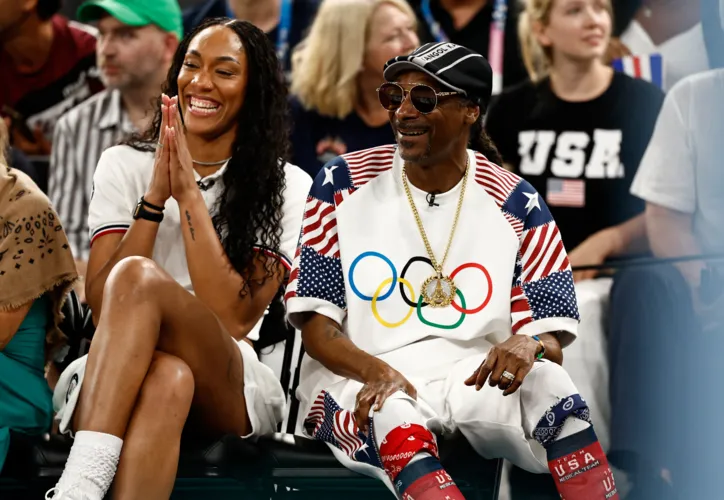 O rapper e comentarista esportivo americano da emissora americana NBC Snoop Dogg e a jogadora de basquete americana A'ja Wilson assistem à partida das quartas de final de basquete masculino entre Brasil e EUA