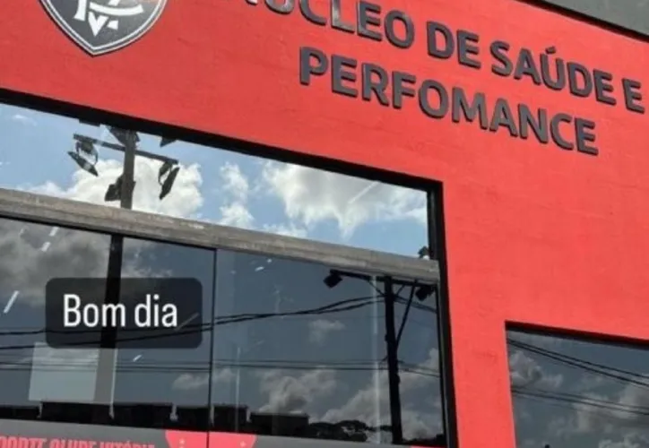 Publicação feita pelo volante Dudu expõe erro de grafia em letreiro no CT Manoel Pontes Tanajura