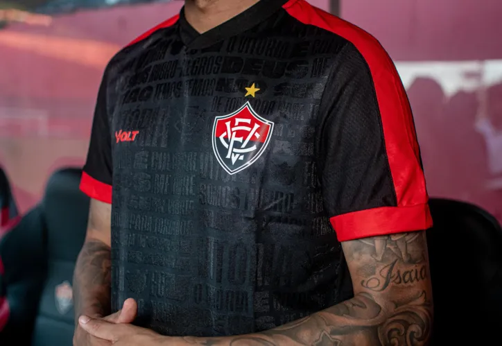 Imagem ilustrativa da imagem Aprovado? Vitória divulga novo uniforme número 3; veja imagens