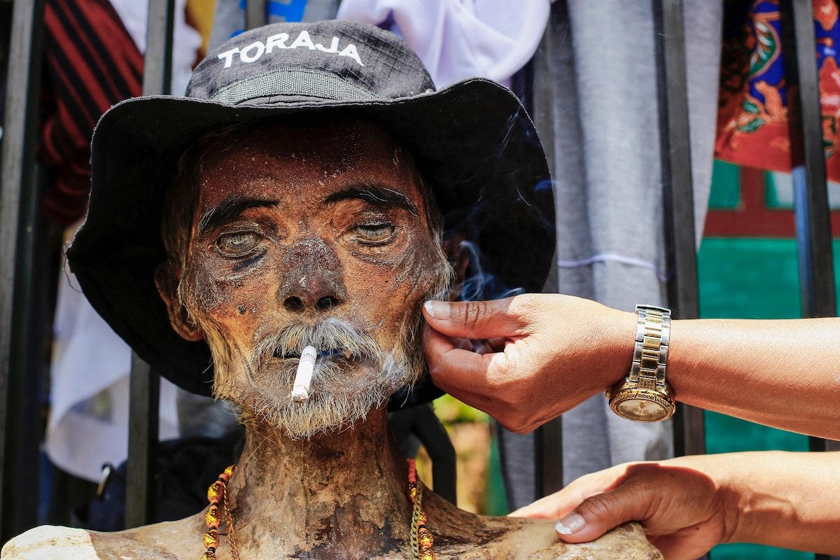 Vilarejo indonésio veste os cadáveres em ritual para os mortos