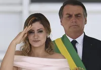 Após indiciamento do marido, Michelle posta foto com Bolsonaro