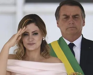 Após indiciamento do marido, Michelle posta foto com Bolsonaro