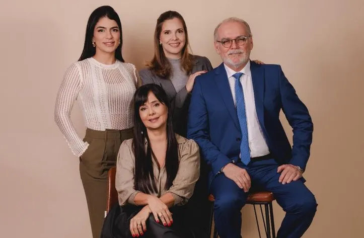 Lanara Bittencourt, Aline Deda, Jorge Deda e Cristina Lemos estão à frente de escritório de Direito