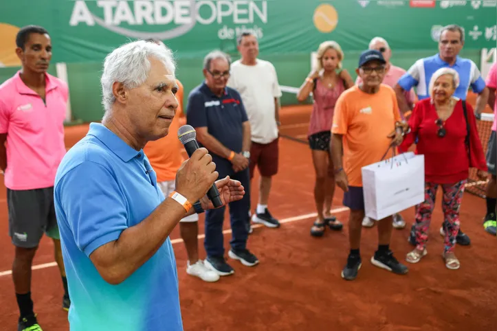 Alfredo Americano da Costa, o Bujão (com o microfone)