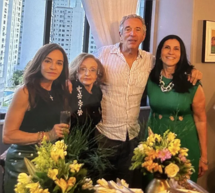 Lourdinha entre Marília, João e Rita, na comemoração de seu aniversário