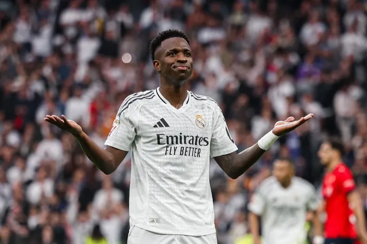 Vinicius Júnior comemora gol com a camisa do Real Madrid