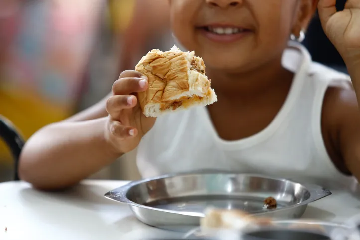 Crianças recebem cuidados de higiene até à alimentação