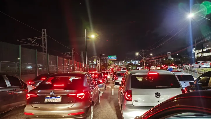 O congestionamento é resultado de um acidente que ocorreu na via