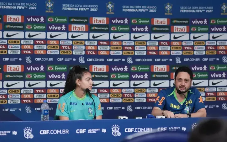 Técnico Arthur Elias e a volante Angelina participaram da coletiva de imprensa nesta sexta (25), véspera do primeiro amistoso contra a Colômbia, em Cariacica