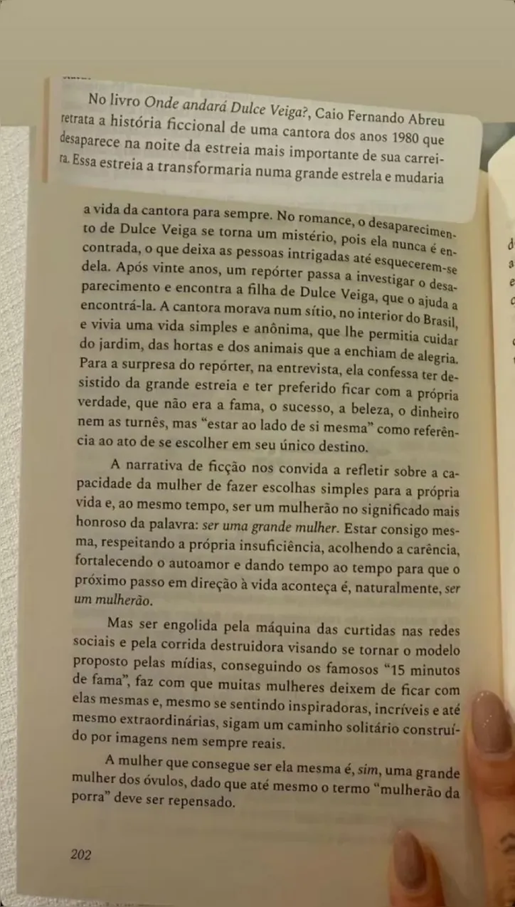 Anitta está lendo o livro ‘Onde andará Dulce Veiga’.