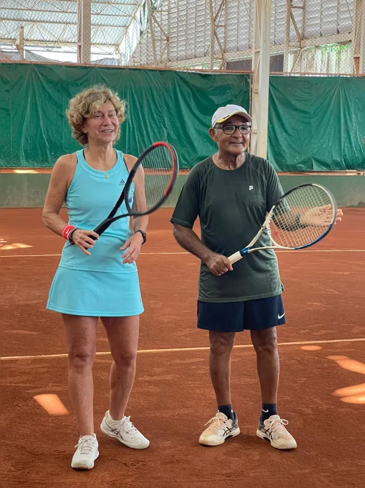 Patrícia Medrado e Pedro Silva durante amistoso no ano passado, quando a medalhista superou o lendário tenista baiano pela primeira vez na história