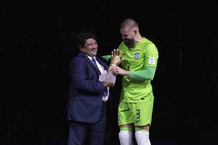 Goleiro William com o Presidente da CBF, Ednaldo Rodrigues