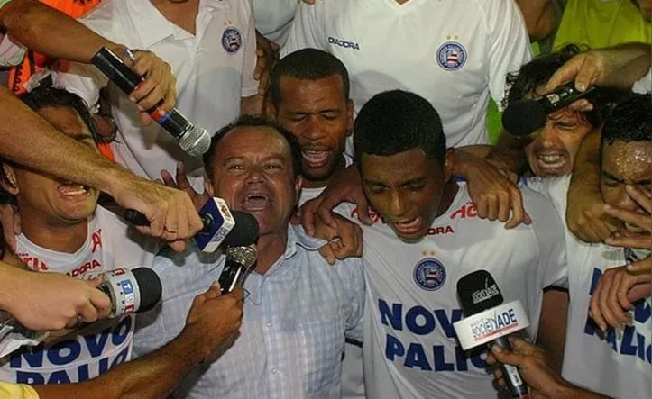 Arthurzunho e jogadores do Bahia após o acesso à Série B do Brasileirão em 2007