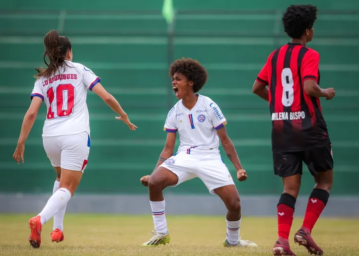 Jogadora do Bahia comemorando gol