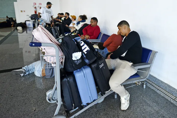 Pouso de emergência da companhia Azul no aeroporto internacional de Salvador