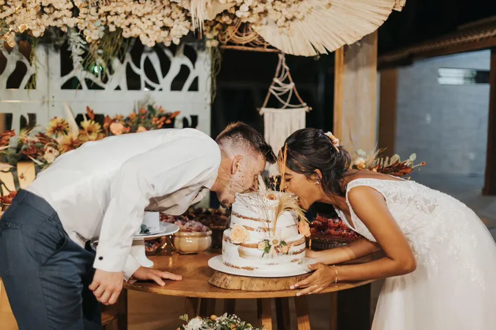 O casal mais descontraído e que comeu o bolo de forma inusitada!