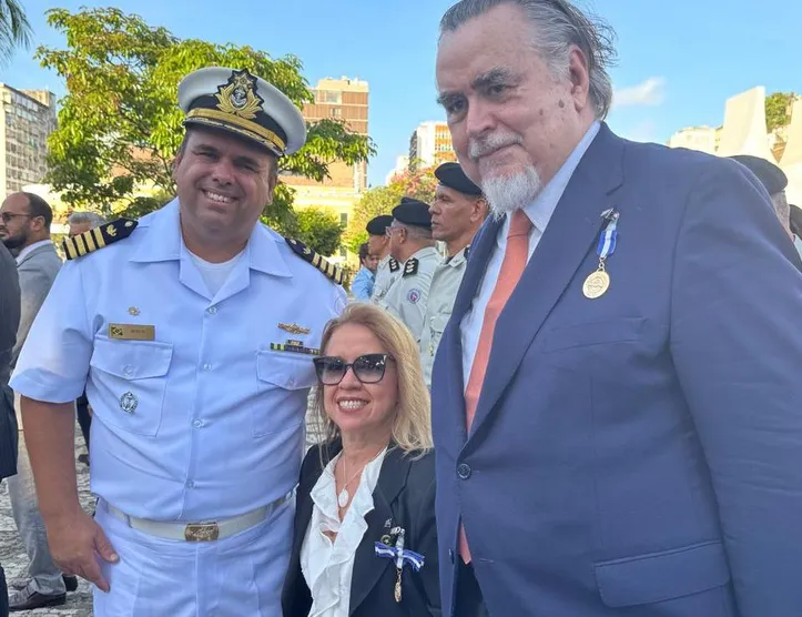 Cláudio Magnavita e sua irmã, Sandra Magnavita Castro, recebem medalha Amigos da Marinha