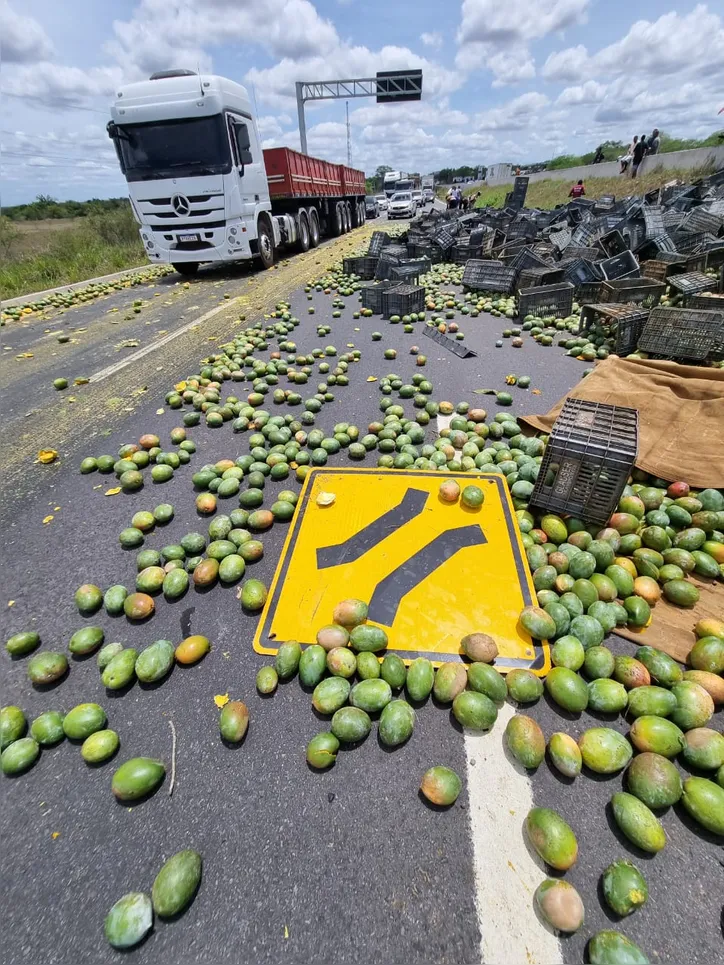 Carga de manga ficou espalhada na pista