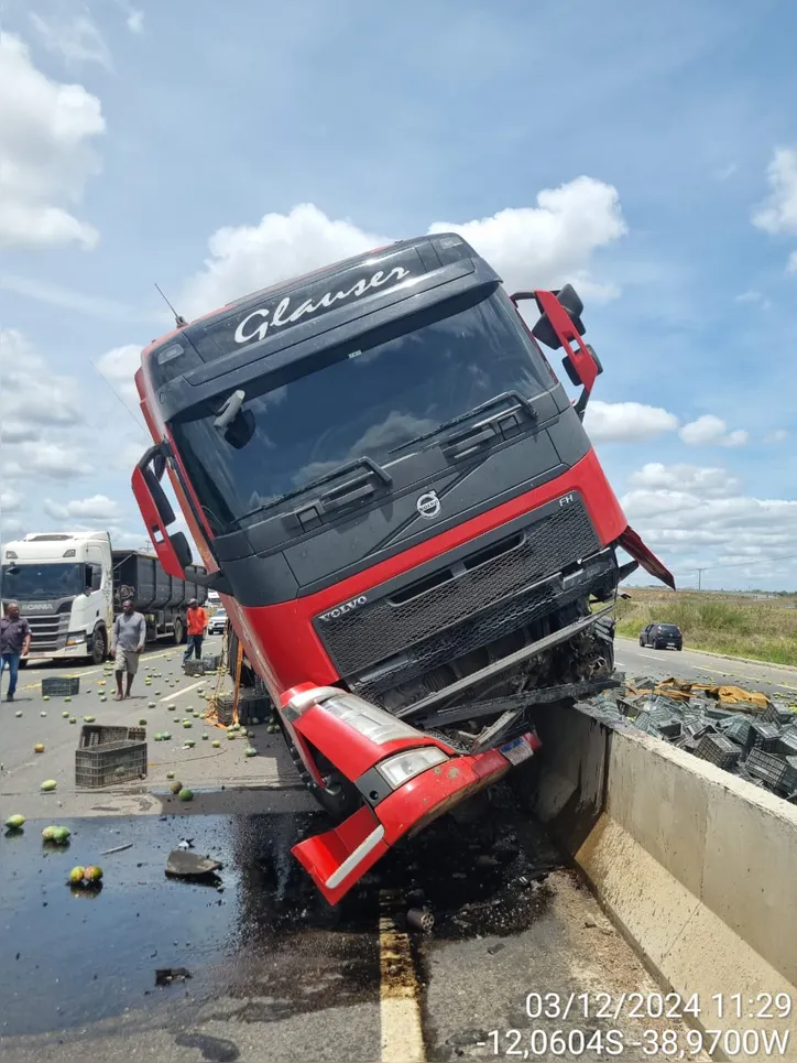 quipes também trabalham na remoção da carga e do veículo para liberar totalmente a rodovia