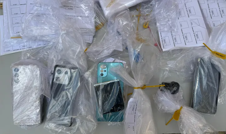 Foram encontrados celulares, armas e drogas