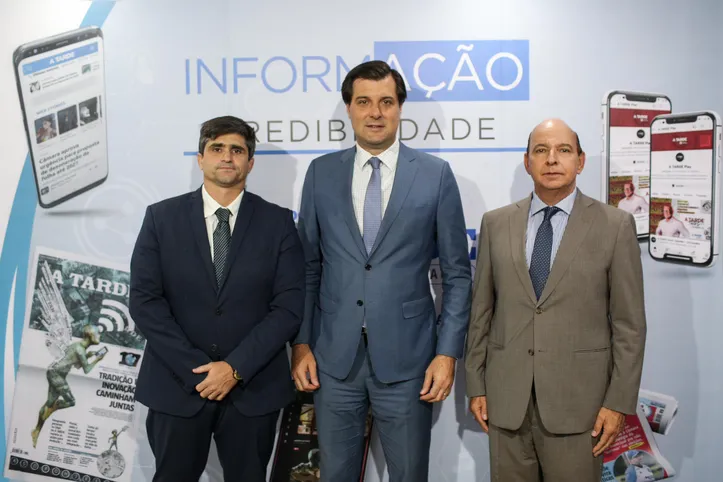 Pedro Maia (ao centro) foi recebido por João Mello Leitão, presidente do Grupo A TARDE, e Luciano Neves, diretor de relações institucionais