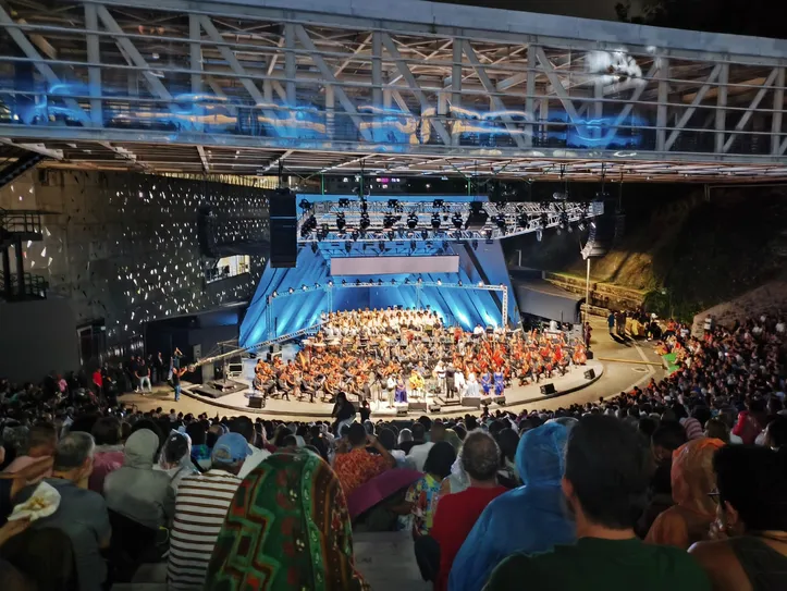 Plateia lotada durante a estreia da 'Ópera Amor Azul', em Salvador