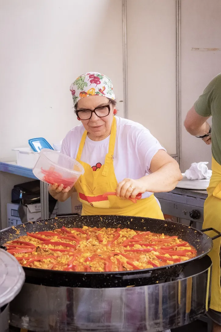 Pilar Tobio de Claro prepara a paella